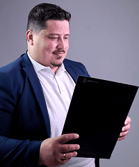 Advogado John Bihuna em atendimento no escritório em Biguaçu SC