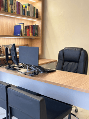 Mesa de conversa com o cliente no escritório John Bihuna